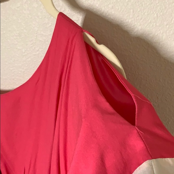 Colorblocked dress with one sleeve - Picture 3 of 6